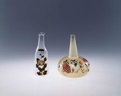 無色菊花文鶴首徳利 / Colorless, Chrysanthemum-designed, Crane Neck Sake Bottle image