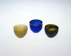 緑と茶色四ッ割型霰浮文盃 / Yotsuwari-style Haze-designed Green and Brown Sake Cup image