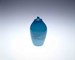 金彩竜田川図乳青色蓋付小壷 / Gold Tatsutagawa River-designed, Milky Blue Small Pot with Lid image