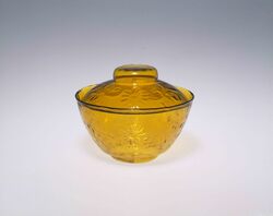 黄色菊唐草浮文蓋付碗 / Chrysanthemum Karakusa-designed, Yellow Bowl with Lid image