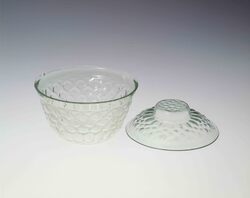 無色八重菊花浮文蓋付碗 / Eight-fold Chrysanthemum-designed, Colorless Bowl with Lid image