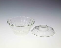 無色菊花型輪花浮文蓋付碗 / Chrysanthemum-shaped, Flower-designed, Colorless Bowl with Lid image