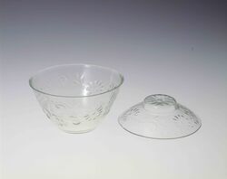無色菊唐草浮文蓋付碗 / Chrysanthemum Karakusa-designed, Colorless Bowl with Lid image