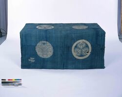 葵牡丹紋入油箪 / Yutan (Cover) for Nagamochi (Portable Chest) with the Design of Hollyhock and Peony Crests (Small) image