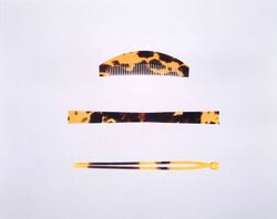 櫛簪 鼈甲製 / Comb and Ornamental Hairpin, Made from Tortoiseshell image