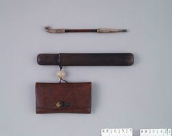 桟留革腰差したばこ入れ / Imported Leather from India or Southeast Asia (Santome) Tobacco Pouch, with Pipe Case image