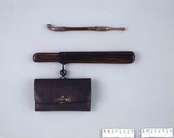 桟留革腰差したばこ入れ / Imported Leather from India or Southeast Asia (Santome) Tobacco Pouch, with Pipe Case image