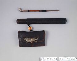 桟留革腰差したばこ入れ / Imported Leather from India or Southeast Asia (Santome) Tobacco Pouch, with Pipe Case image