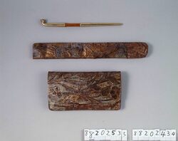 金唐革花文懐中たばこ入れ / Gilded Leather Pocket Tobacco Pouch with Flower Pattern image