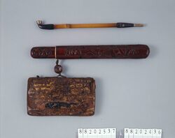 金唐革鶴文腰差したばこ入れ / Gilded Leather Tobacco Pouch with Crane Pattern, with Pipe Case image