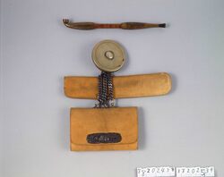 鹿革提げたばこ入れ / Deer Leather Tobacco Pouch, with Netsuke and Pipe Case image