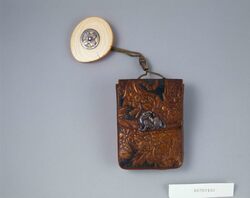 金唐革花文一つ提げたばこ入れ / Gilded Leather Tobacco Pouch with Flower Pattern, with Netsuke image