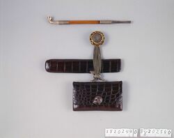 鰐革提げたばこ入れ / Crocodile Leather Tobacco Pouch, with Netsuke and Pipe Case image