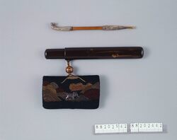 木綿相良繍山脈文腰差したばこ入れ / Cotton Tobacco Pouch with Sagara Embroidery of Mountain Range Pattern, with Pipe Case image