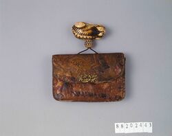 金唐革一つ提げたばこ入れ / Gilded Leather Tobacco Pouch, with Netsuke image