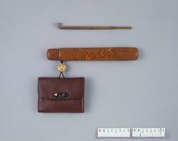 桟留革腰差したばこ入れ / Imported Leather from India or Southeast Asia (Santome) Tobacco Pouch, with Pipe Case image