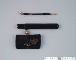 木綿相良繍松に桐文腰差したばこ入れ / Cotton Tobacco Pouch with Sagara Embroidery of Pine Tree and Paulownia Pattern, with Pipe Case image