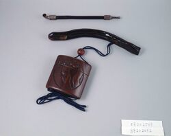 木製太田蜀山人像彫とんこつ腰差したばこ入れ / Wooden Tobacco Pouch with Ota Shokusanjin Figure Carving, with Pipe Case image