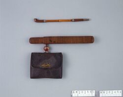 桟留革腰差したばこ入れ / Imported Leather from India or Southeast Asia (Santome) Tobacco Pouch, with Pipe Case image