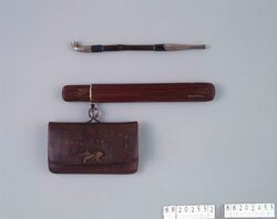 鮫革裏流水彫腰差したばこ入れ / Shark Leather Tobacco Pouch with Flowing Water Pattern Carving on the Back of the Lid, with Pipe Case image