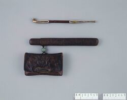 金唐革腰差したばこ入れ / Gilded Leather Tobacco Pouch, with Pipe Case image