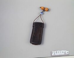 桟留革胴乱型一つ提げたばこ入れ / Southeast Asia (Santome) Leather Doran-shaped Tobacco Pouch, with Netsuke image