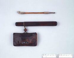 革渦巻文腰差したばこ入れ / Leather Tobacco Pouch with Whirlpool Pattern, with Pipe Case image