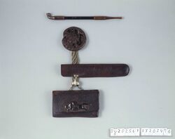 桟留革提げたばこ入れ / Southeast Asia (Santome) Leather Tobacco Pouch, with Netsuke and Pipe Case image