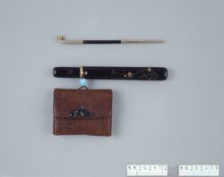 桟留革腰差したばこ入れ / Imported Leather from India or Southeast Asia (Santome) Tobacco Pouch, with Pipe Case image