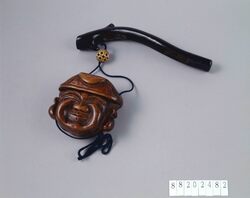 木製魚籠型両面大黒彫とんこつ腰差したばこ入れ / Wooden Fish Basket-shaped Tobacco Pouch with Mahakara (Daikoku) Carving on Both Sides, with Pipe Case image