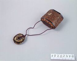 一閑張蓋木製洞雲文字彫文政三年洛東文字入一つ提げたばこ入れ / Wooden Tobacco Pouch with engraved letters " Bunsei Sannen Rakuto" with Lacquered Paper-Mache Lid, with Netsuke image