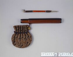 古代裂百ひだ巾着型腰差したばこ入れ / Pleated Ancient Cloth Drawstring Pouch-shaped Tobacco Pouch, with Pipe Case image