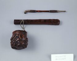 木製魚籠型鮹彫とんこつ腰差したばこ入れ / Wooden Fish Basket-shaped Tobacco Pouch with Octopus Carving, with Pipe Case image