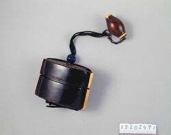 木製螺鈿入黒漆塗とんこつ一つ提げたばこ入れ / Wooden Tobacco Pouch Covered with Black Lacquer with Raden, with Netsuke image