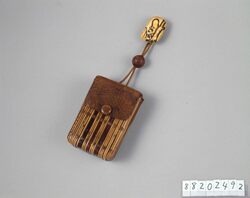 革に竹製胴乱型一つ提げたばこ入れ / Leather and Bamboo Doran-shaped Tobacco Pouch, with Netsuke image