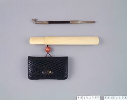 紙縒細工黒漆塗腰差したばこ入れ / Black Lacquered Woven Paper Tobacco Caddy image