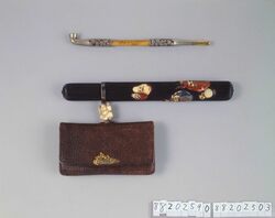 桟留革腰差したばこ入れ / Imported Leather from India or Southeast Asia (Santome) Tobacco Pouch, with Pipe Case image