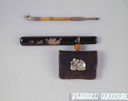 桟留革腰差したばこ入れ / Imported Leather from India or Southeast Asia (Santome) Tobacco Pouch, with Pipe Case image