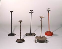 牛糞形燭台 / Cowpat-shaped Candlestand image