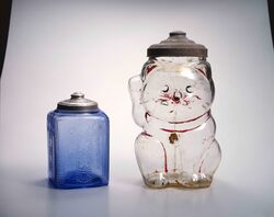 招き猫型菓子入れ / Manekineko (Lucky Cat)-shaped Confectionery Container image