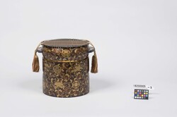 村梨子地葵浮線菊紋散牡丹唐草蒔絵耳盥　輪台共 / Nashiji-lacquered Washbasin with Handles with Aoimon and Fusenkikumon Crests, and Design of Scattered Peony Arabesque in Maki-e, and Round Stand with the Same Design image