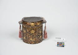 村梨子地葵葉菊紋散花桐唐草蒔絵耳盥 輪台共 / Nashiji-lacquered Washbasin with Handles with Aoimon and Yogikumon Crests, and Design of Scattered Paulownia Flower Arabesque in Maki-e, and Round Stand with the Same Design image