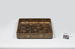 村梨子地葵紋散牡丹唐草蒔絵広蓋 / Nashiji-lacquered Clothing Tray with Aoimon Crest, and Design of Scattered Peony Arabesque in Maki-e image