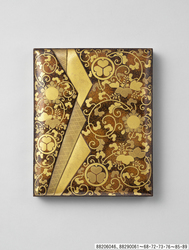 村梨子地葵葉菊紋散桐唐草蒔絵眉作箱 / Lacquer Beauty Kit with Hollyhock, Chrysanthemum, and Paulownia Arabesque Motifs in Gold Makie on Cloudlike Clusters of Pearskin Ground (Muranashiji) image