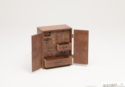 桑箪笥 / Mulberry Chest image