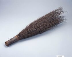 『歴朝坤徳録』扉絵モチーフ 玉はばき / Frontispiece Motif for “Rekichō Kontokuroku”, Tamahabaki Broom image