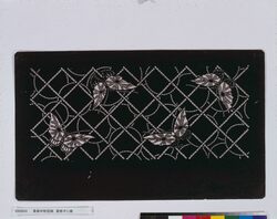 長板中形型紙 菱格子に蝶 image