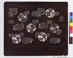 長板中形型紙 菊に雪輪 image