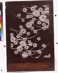 長板中形型紙 菊に露草 image