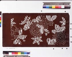 長板中形型紙 菊(大判 追掛) image